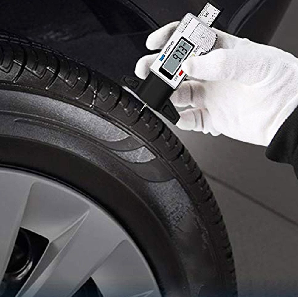 Système numérique de surveillance de la profondeur de la bande de roulement des pneus automobiles